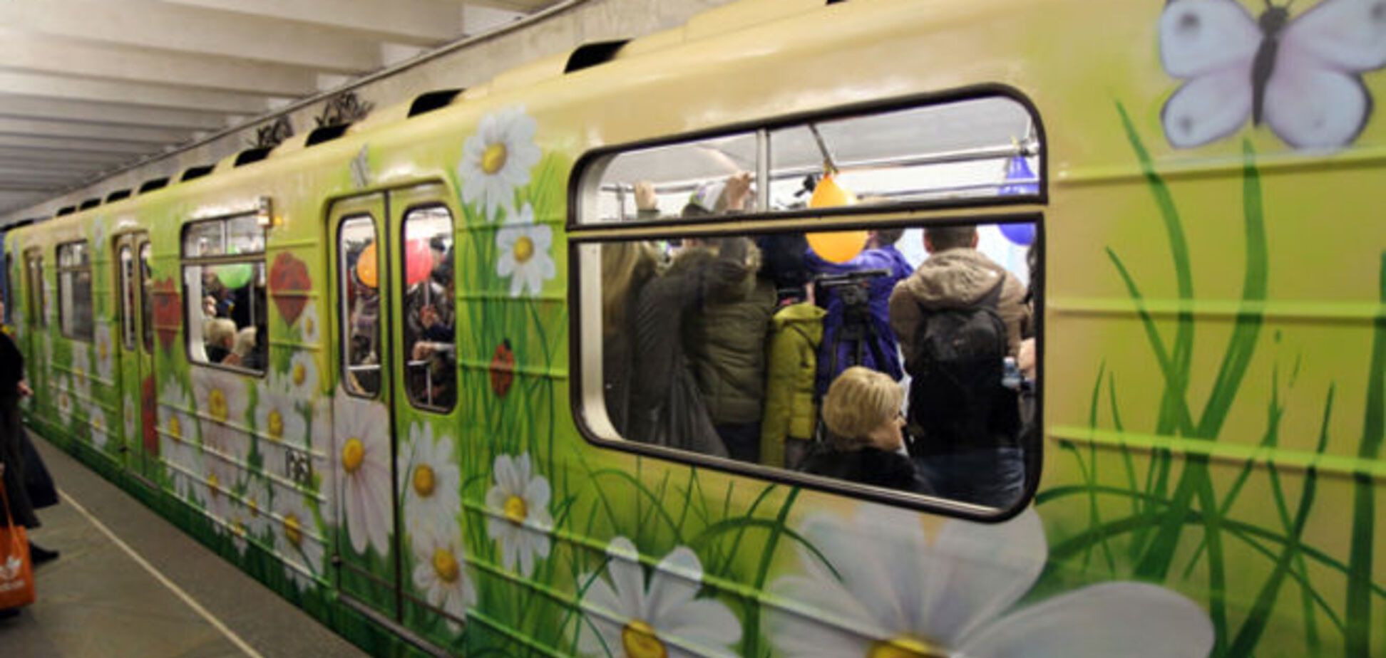 В киевском метро запустили праздничный вагон с шариками: опубликованы фото
