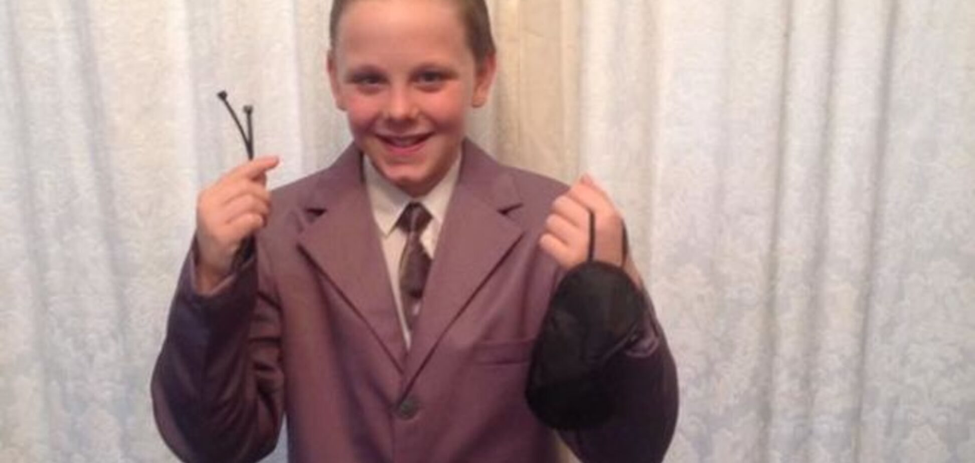 11-летний мальчик шокировал школу костюмом из '50 оттенков серого': фотофакт