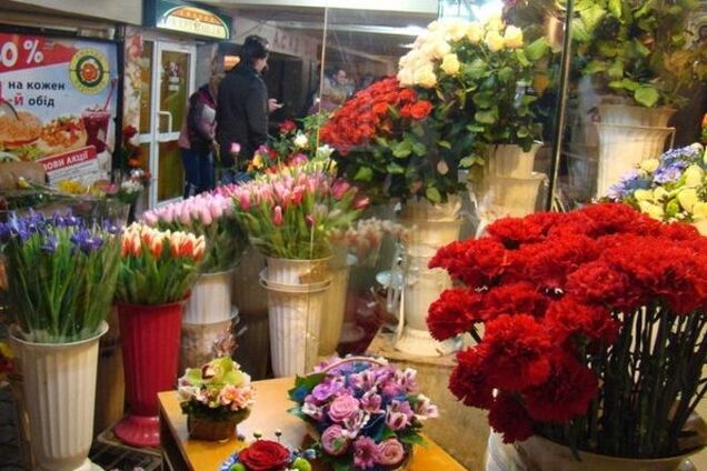 В Киеве накануне 8 Марта массово покупают цветы: цены на букеты