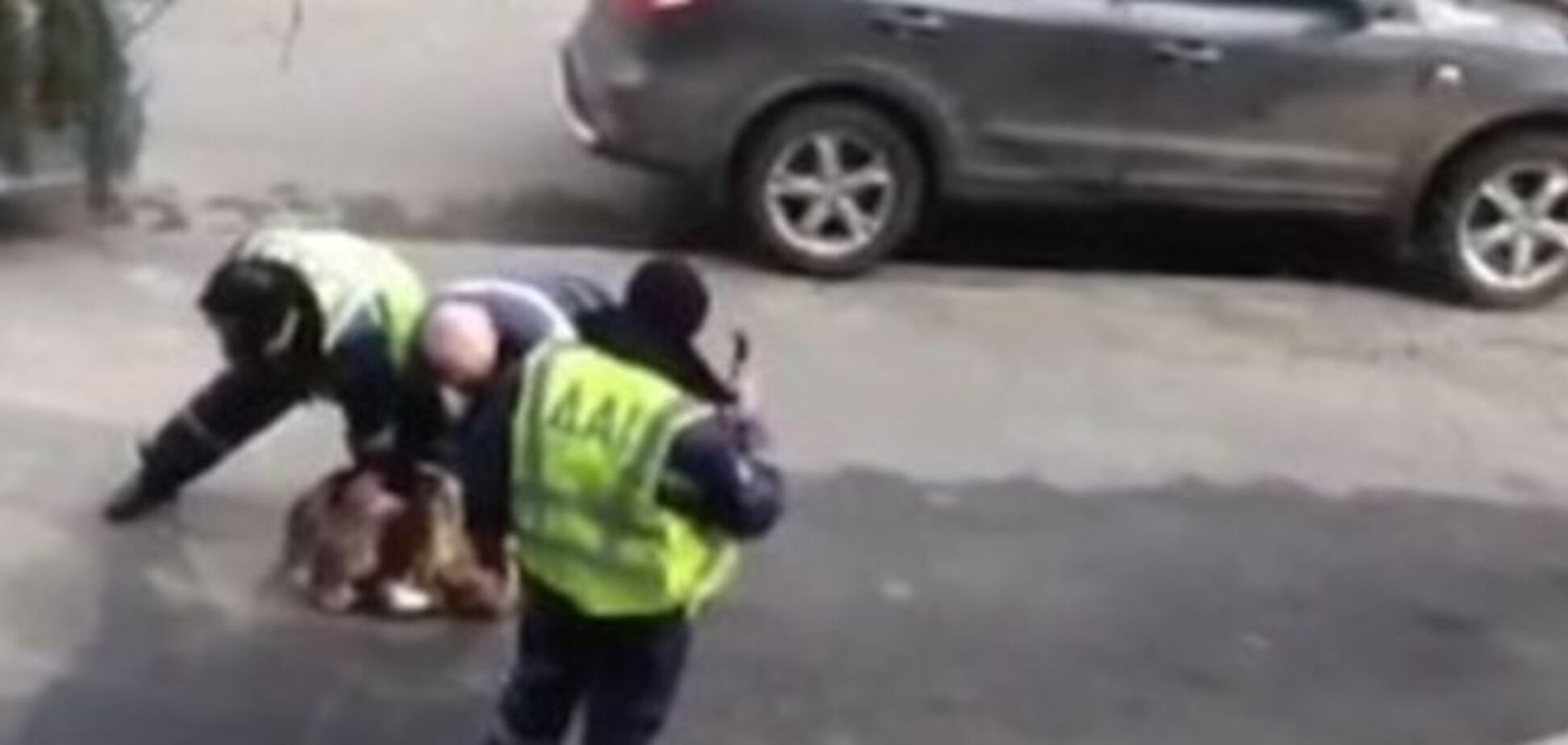 В Киеве пьяный в камуфляже попрыгал по капоту автомобиля: опубликовано видео  