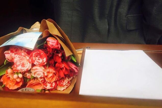 Гонтаревой вручили цветы и бумагу для заявления об отставке: 'Валерия, подарите людям праздник'
