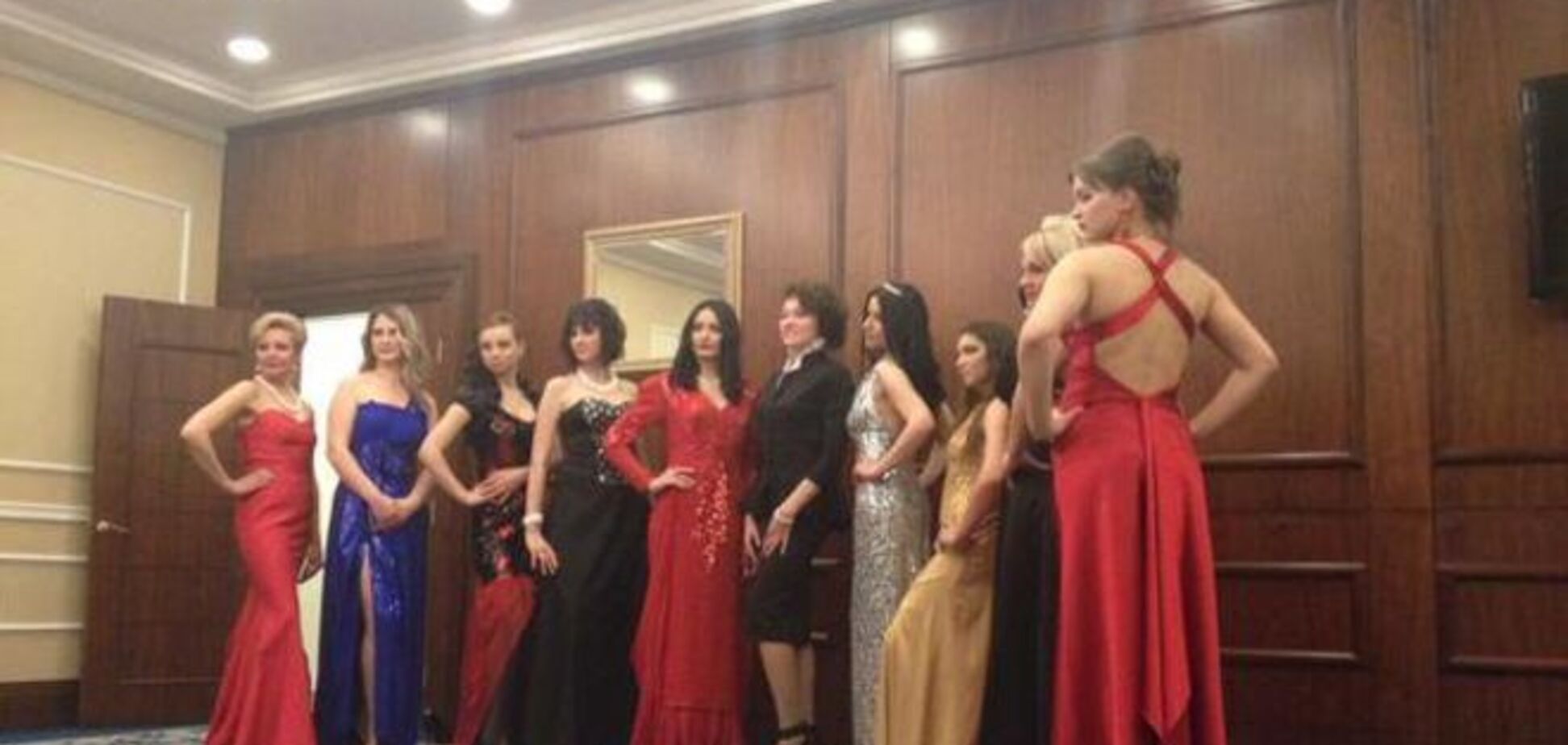 'Хлеба и зрелищ'. Боевики 'ДНР' дефилировали в вечерних платьях: фотофакт