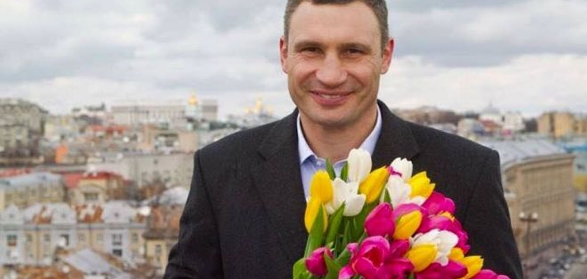 Как Кличко на улицах Киева тюльпаны раздавал: фото и видео поздравления от мэра