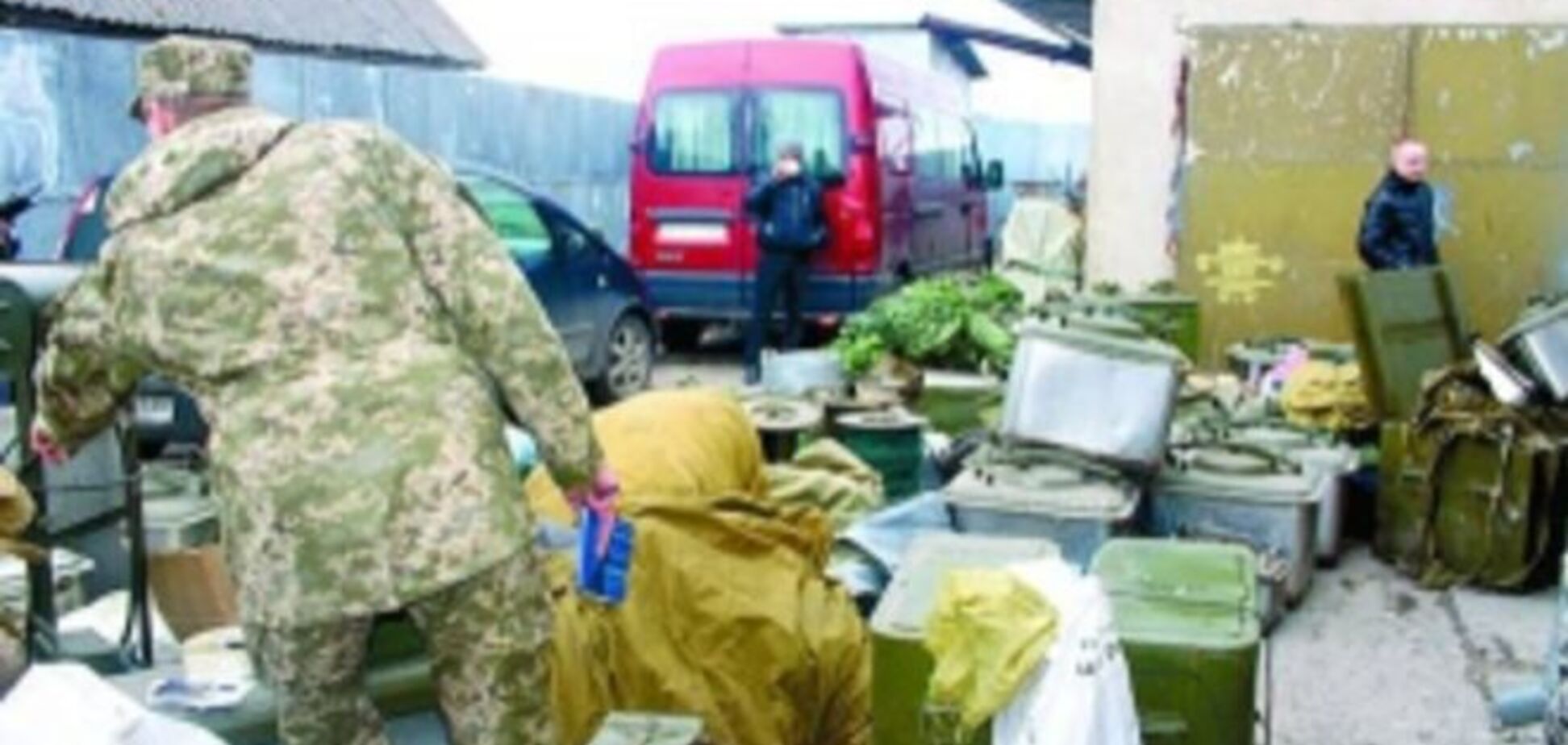 'Все в дом': начальник вещной службы 'насобирал' три грузовика с военным имуществом