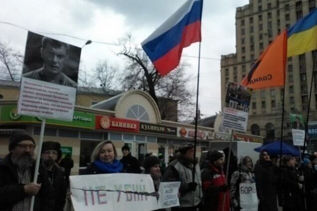 Георгиевские ленты против желто-голубых: в Москве прошла антивоенная акция