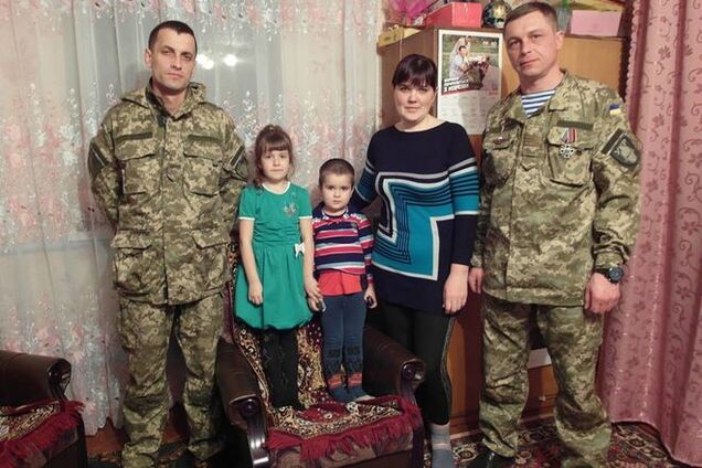 Поклонитесь матерям и женам погибших ребят, не забывайте их