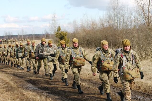 'Крылатые пехотинцы'. Как тренируются украинские десантники: фоторепортаж