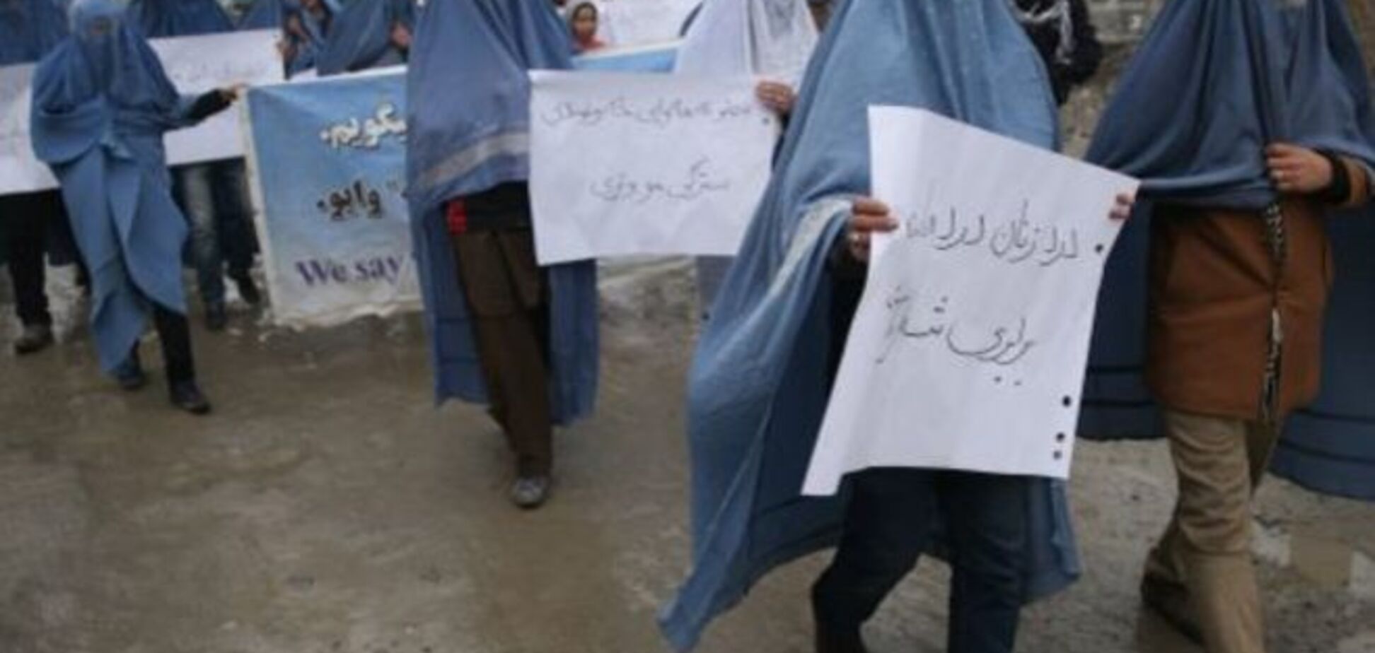 'Прекратите насиловать женщин!'. В Кабуле мужчины одели паранджу