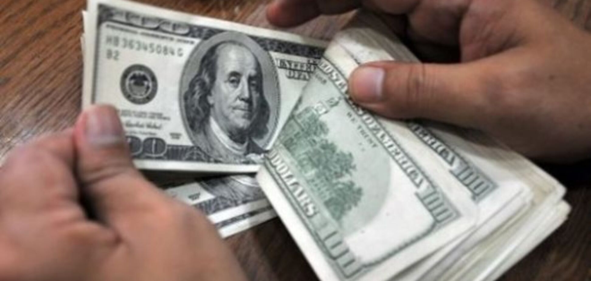 Война с девальвацией гривни: в Украине начались милицейские рейды на 'черновалютчиков'