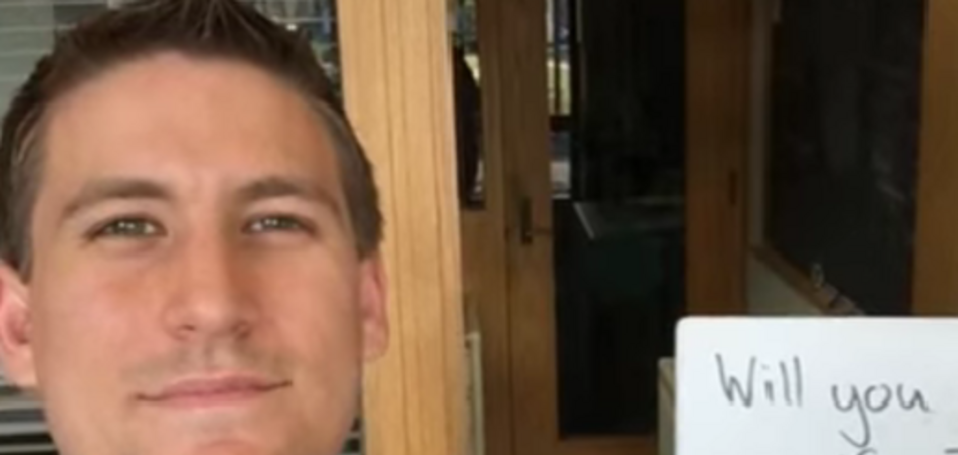 Американец тайком 365 раз предложил своей девушке руку и сердце: видео признания