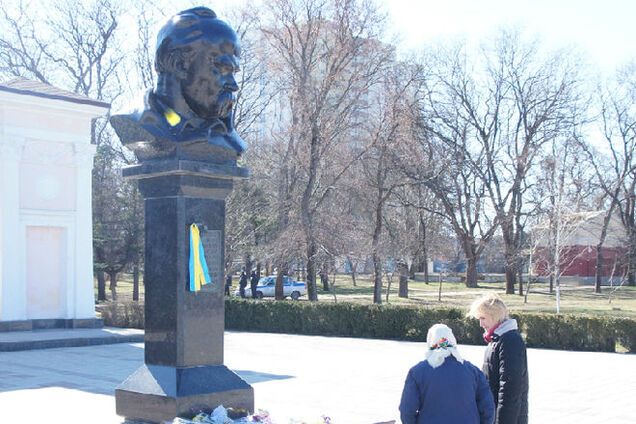 В Крыму под носом у оккупантов памятник Кобзарю украсили сине-желтыми лентами: фотофакт