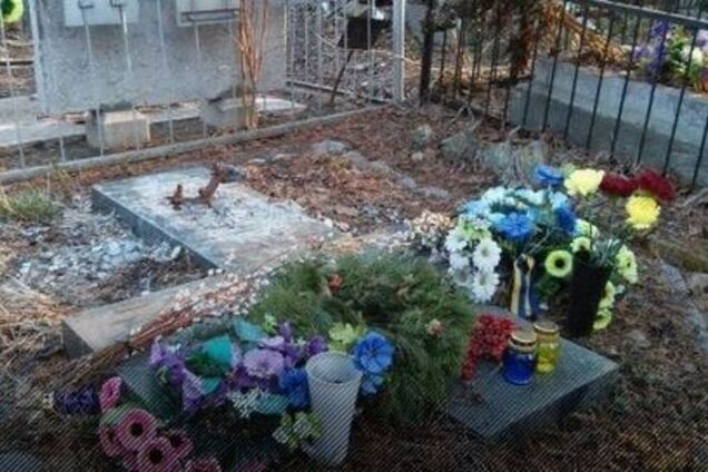 В Киеве задержали вандалов, укравших памятник с могилы писателя