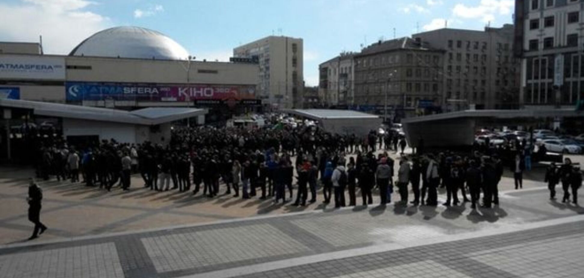 Киевляне выстроились в небывалую очередь за билетами на 'Динамо'