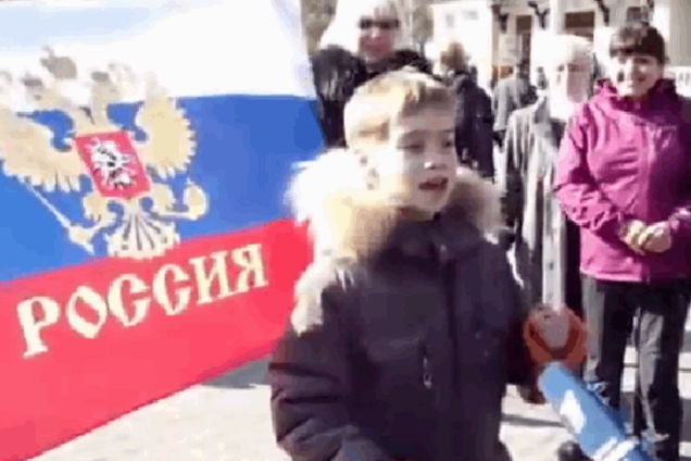 Маленький мальчик, зараженный 'Крымнашем', поблагодарил Путина за вторжение: видеофакт
