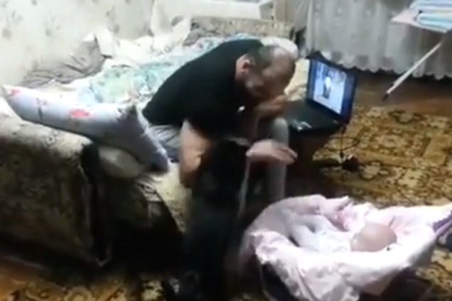 Кот спас младенца от злого отца: опубликовано видео