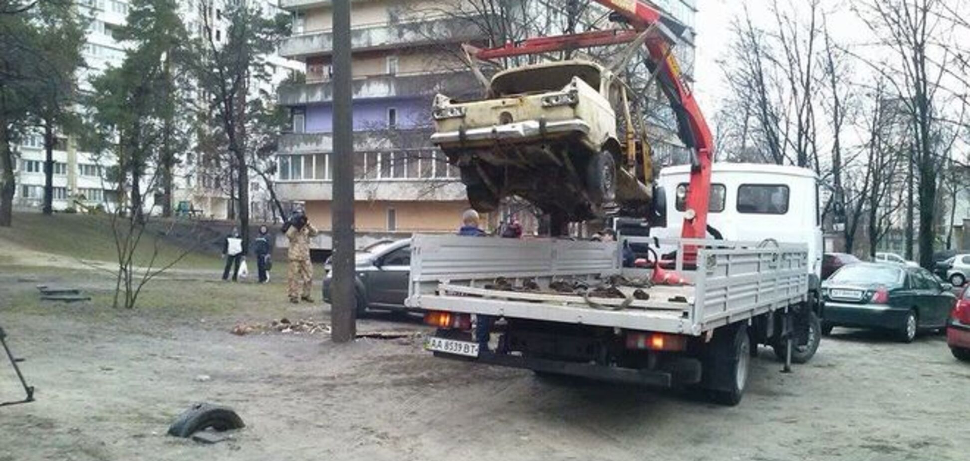 Как в Киеве убирают заброшенные автомобили: фотофакт