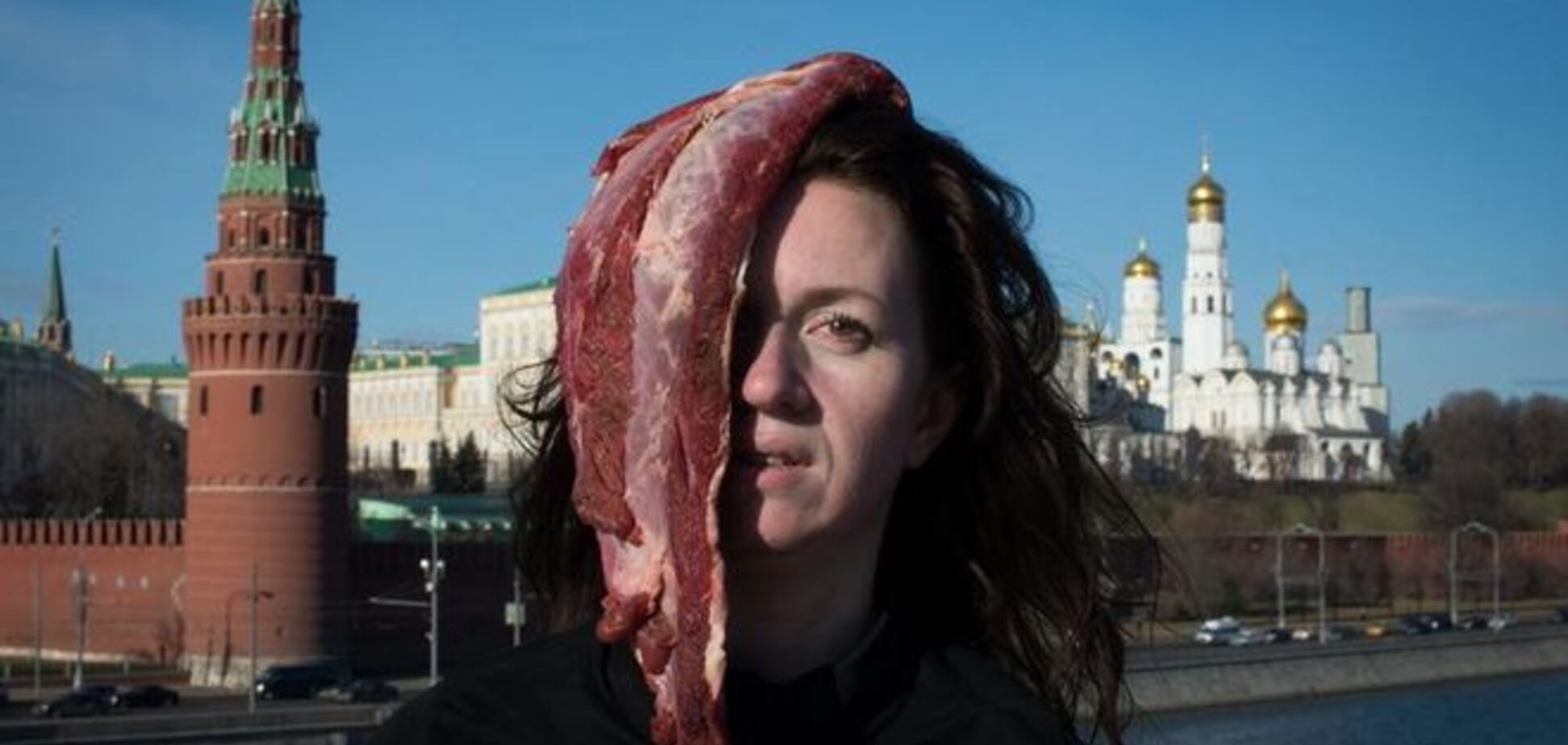 Украинка устроила протест в Москве с куском мяса на голове: видеофакт