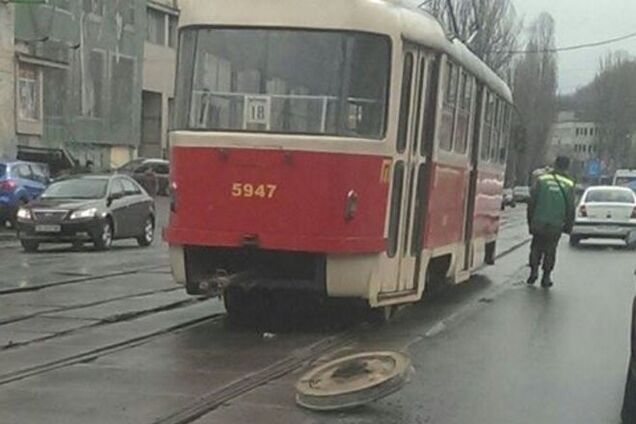 В Киеве трамвай потерял колесо