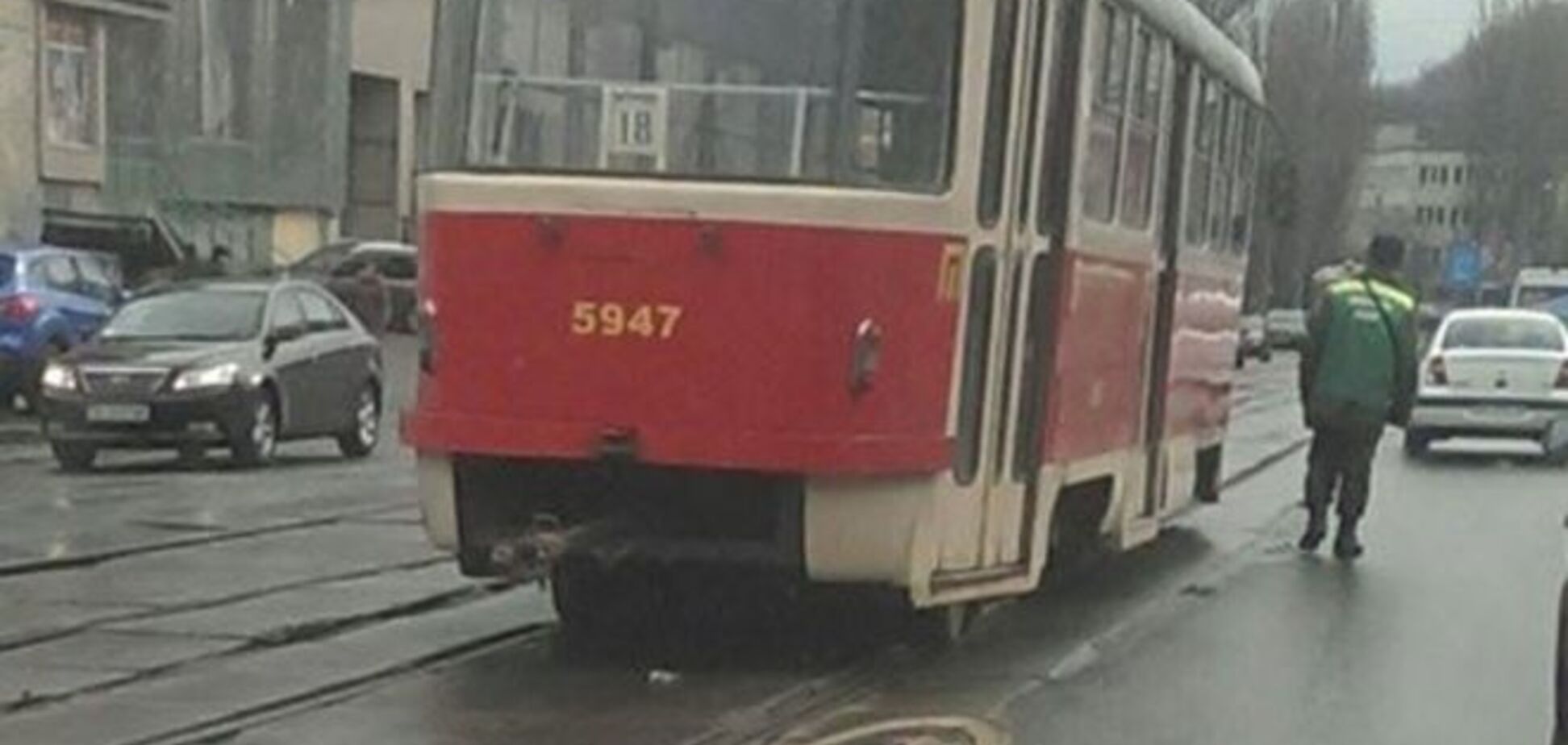 В Киеве трамвай потерял колесо