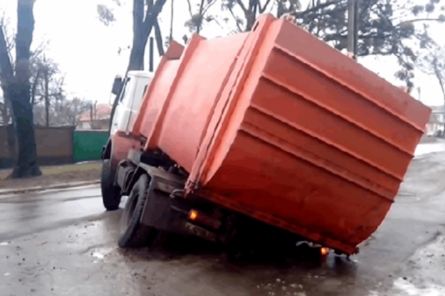 Мусоровоз провалился под землю в Харькове: видеофакт