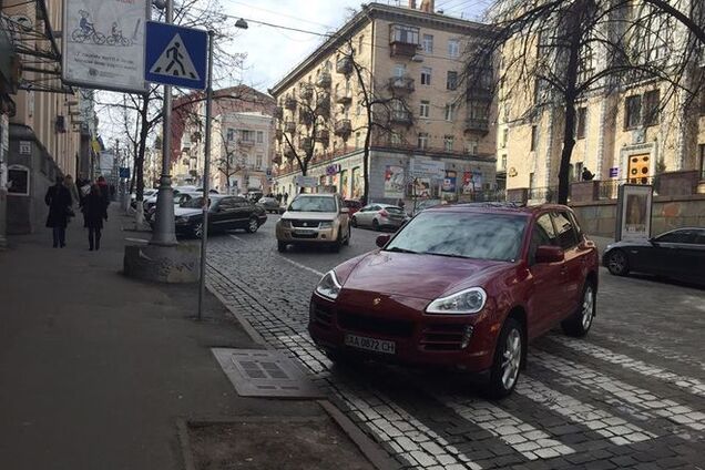 'Герой парковки': водитель Porsche Cayenne устроил стоянку на 'зебре'