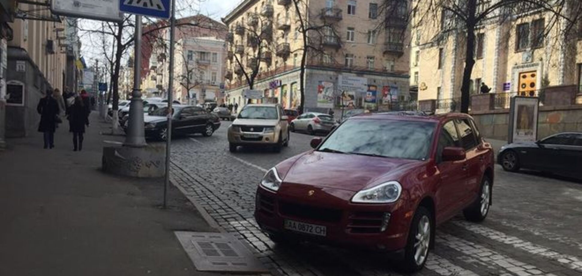 'Герой парковки': водитель Porsche Cayenne устроил стоянку на 'зебре'