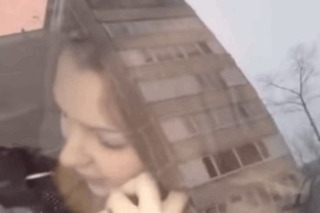 Россиянка заблокировала проезжую часть, потому что не умеет сдавать назад: видеофакт