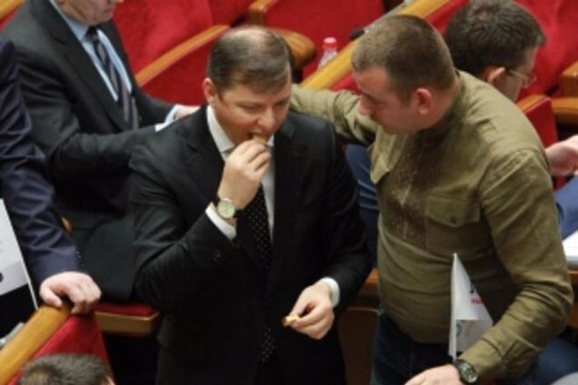 Ляшко жадно лопал сухари экс-регионалов прямо в сессионном зале