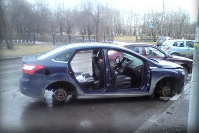 В России воры снимают с машин не только колеса, но и двери: фотофакт