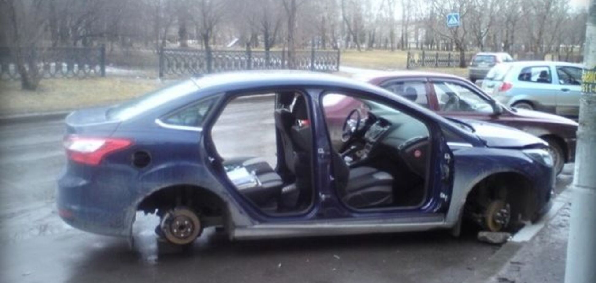 В России воры снимают с машин не только колеса, но и двери: фотофакт