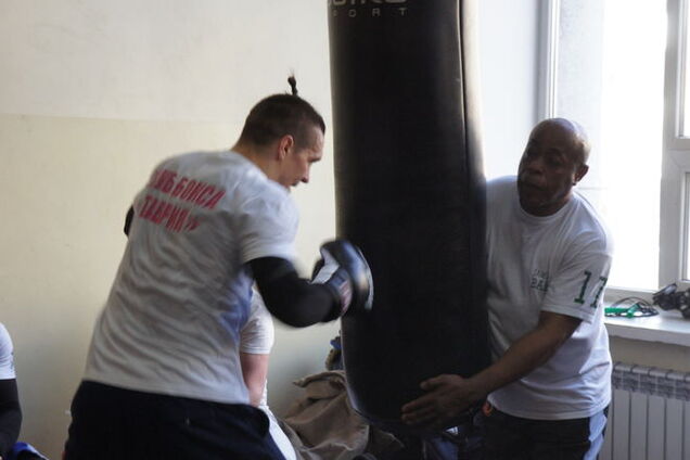 Усик поразил невероятной мощью перед боем с 'Русским богатырем': видео ударов