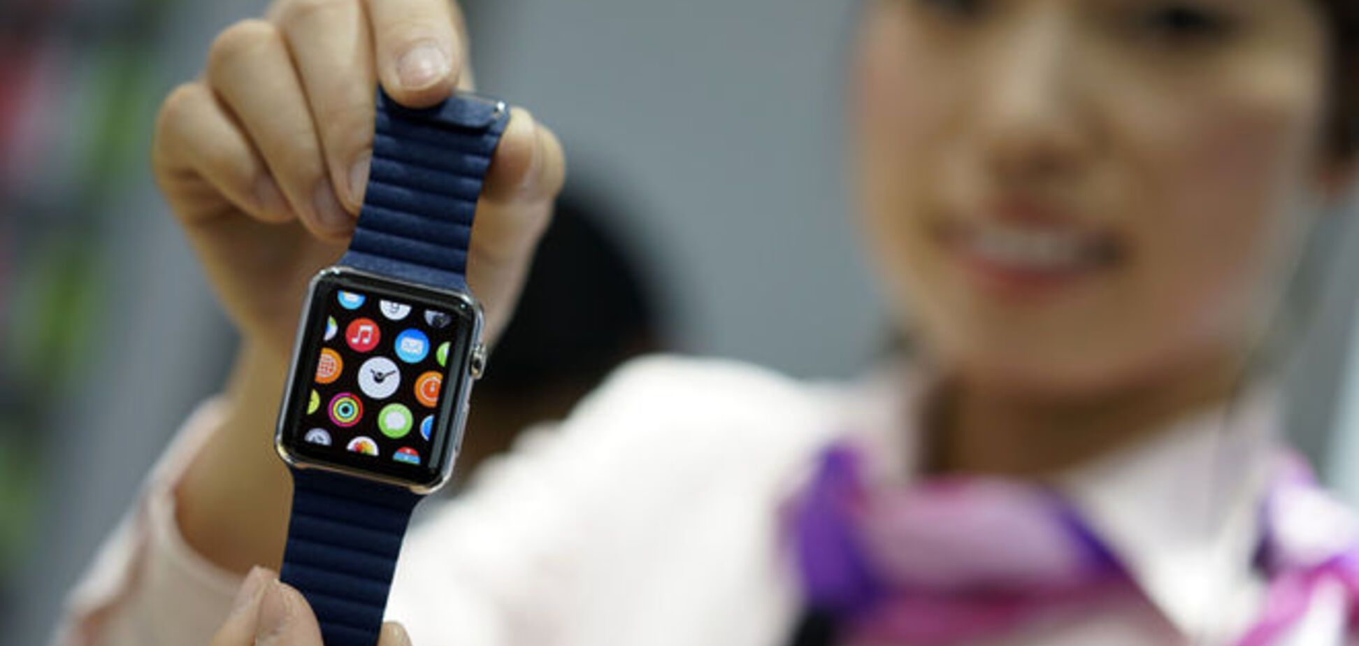 Apple начала продажу 'умных' часов Apple Watch по предзаказу