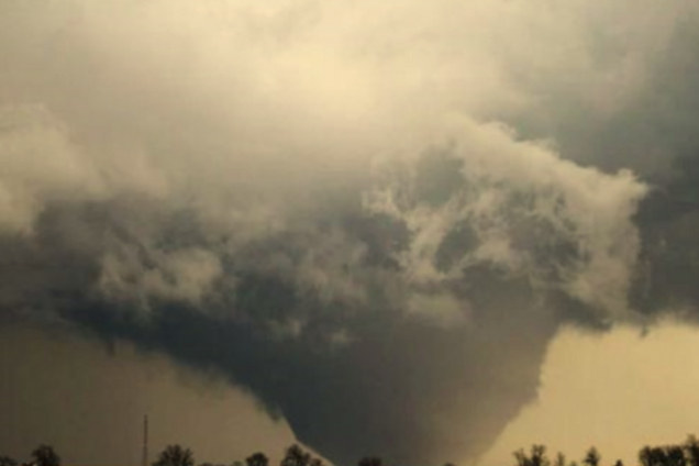 На штат Іллінойс обрушилося небачене раніше торнадо: фото- і відеофакт