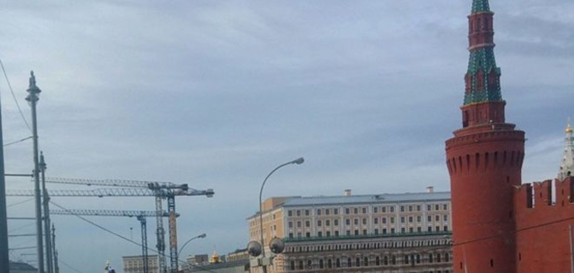 У Москві знову зачистили народний меморіал на місці вбивства Нємцова: фотофакт