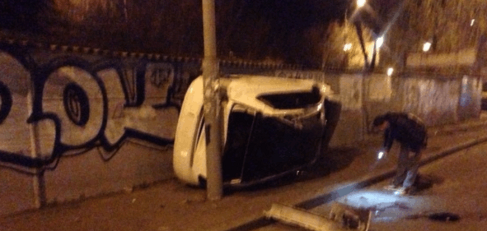 В Киеве авто перевернулось и вылетело на пешеходную дорожку: фото с места событий