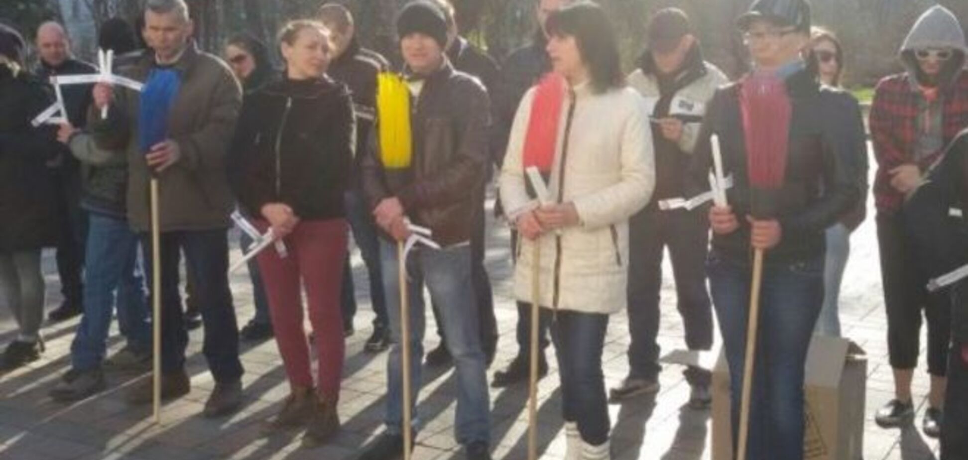 Активисты для руководителя НКРЭКУ принесли под парламент 'волчий билет'