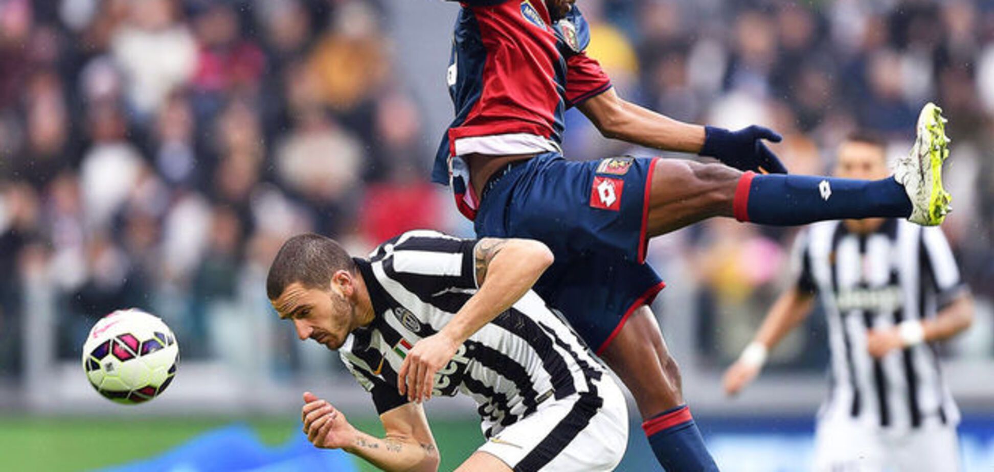 Футболист избил жену на глазах у полиции