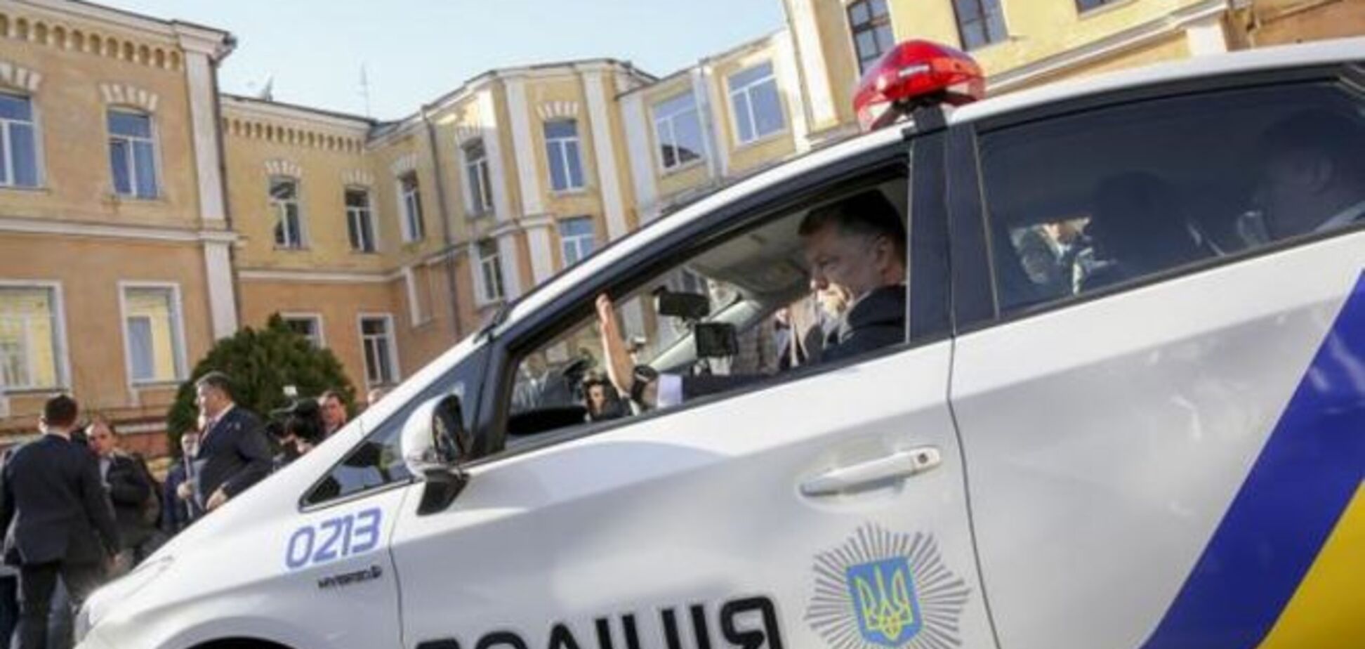 Порошенко решил поменять милицию на Национальную полицию с другим лицом
