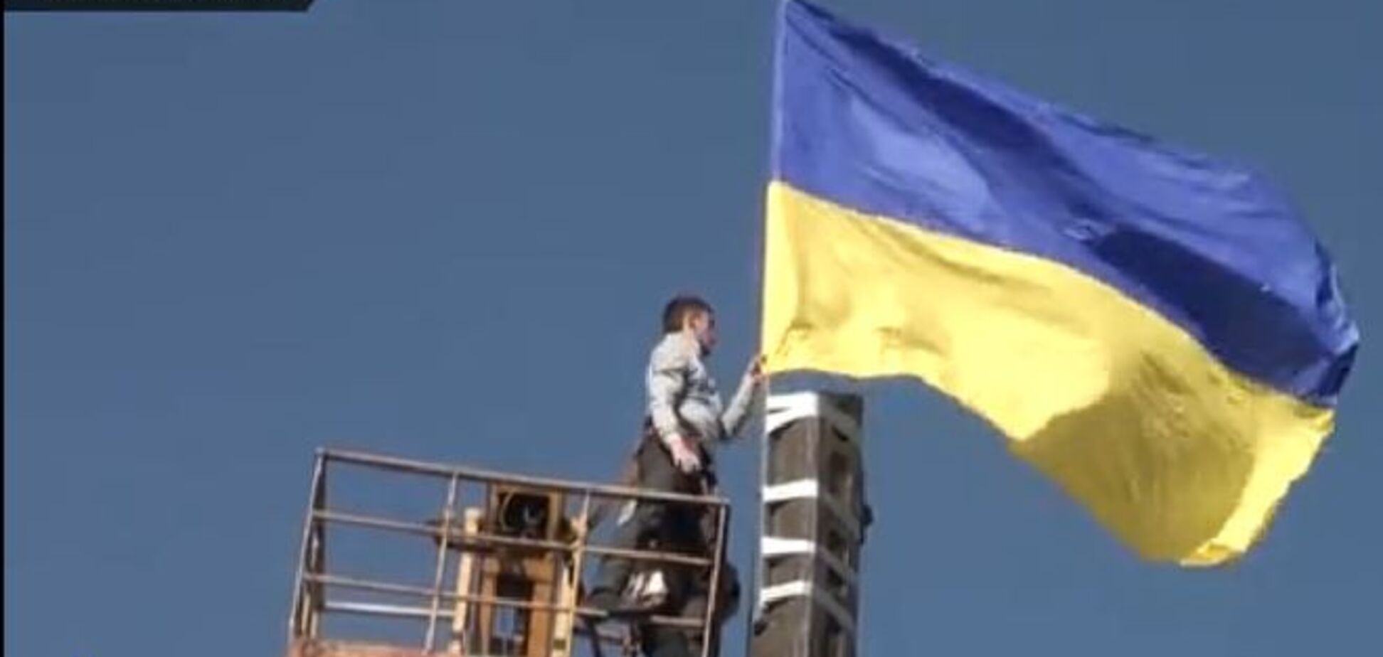 На Воине-освободителе в Харькове развевается флаг Украины. Видеофакт