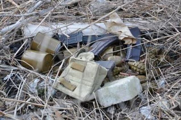 Под Житомиром в свалке нашли свежий тайник оружия в боевом состоянии: фотофакт