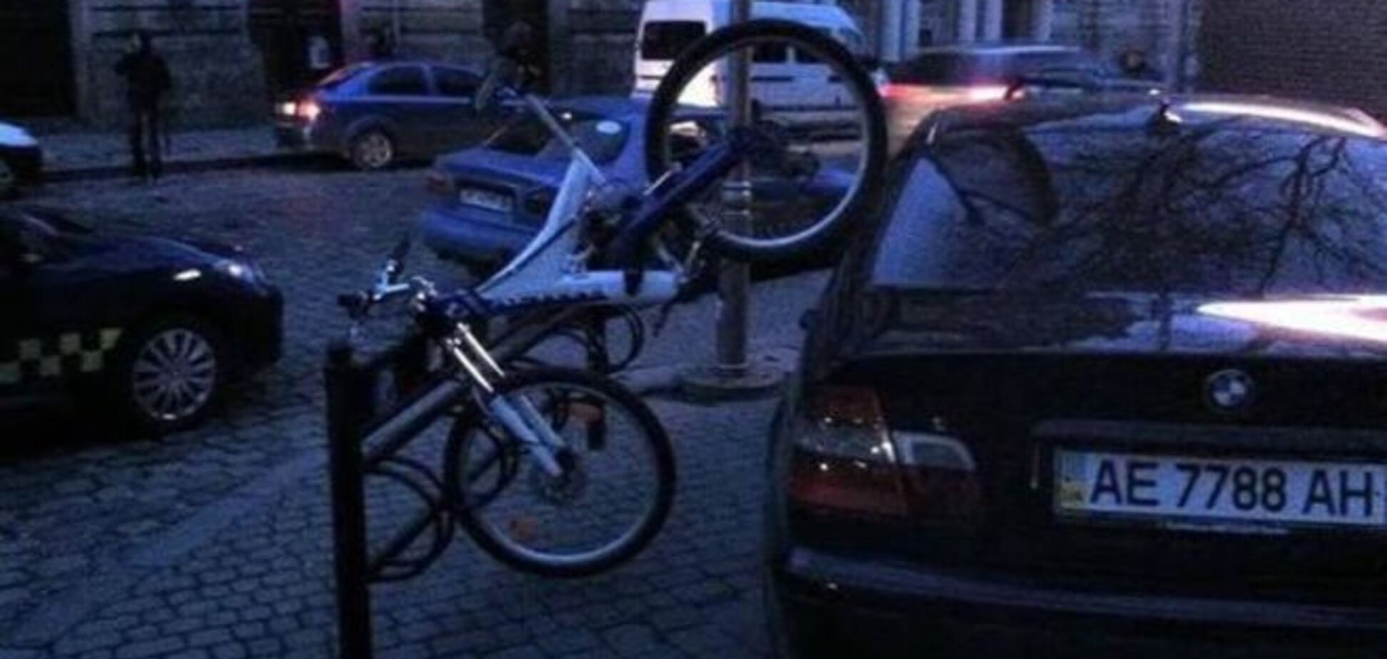 Во Львове оригинально проучили 'героя парковки'