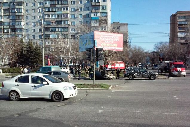 В Мариуполе перевернулся автомобиль с военными: фотофакт