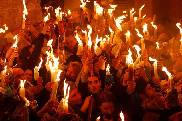 В Иерусалиме в Храме Гроба Господня тысячи верующих со всего мира ожидают схождения Благодатного огня