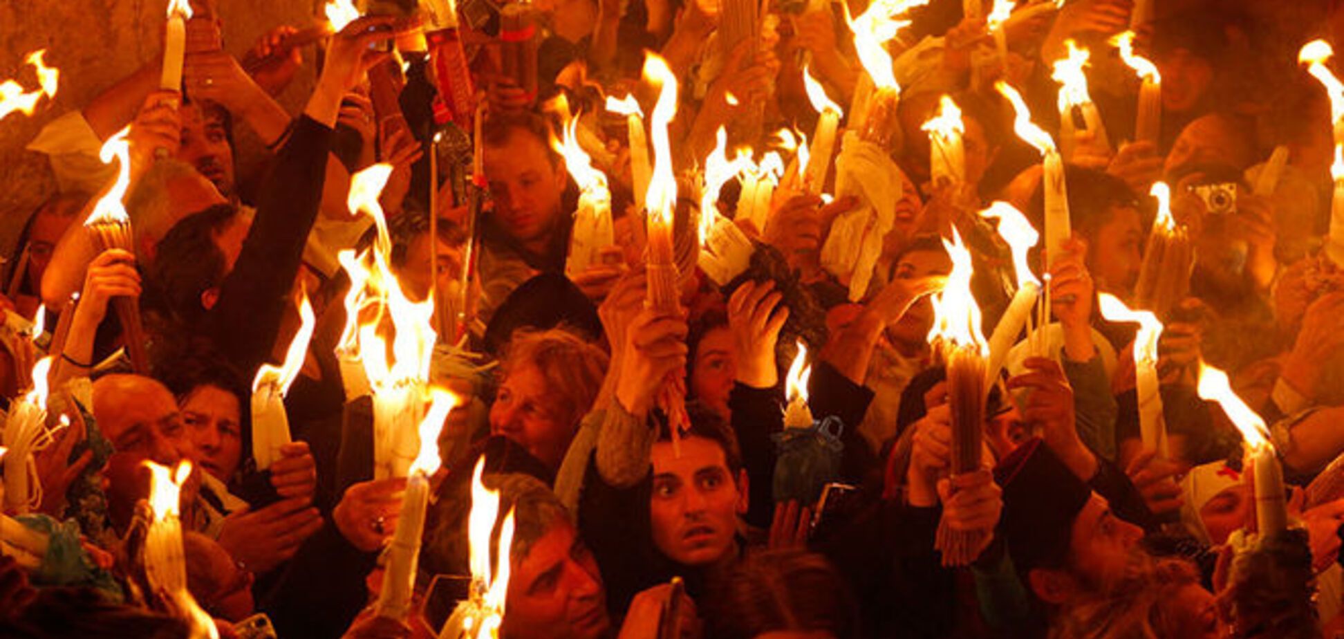В Иерусалиме в Храме Гроба Господня тысячи верующих со всего мира ожидают схождения Благодатного огня