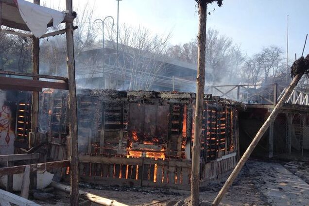 Как спичка. На пляже Одессы сгорело кафе: опубликованы фото