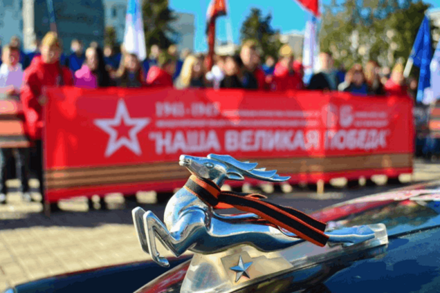 'Дедывоевали': в 'ЛНР' повели красно-полосатый парад - фоторепортаж