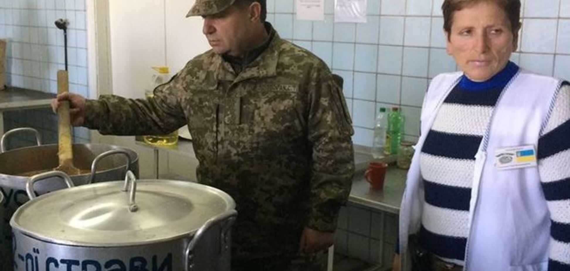 Рагу-компот, грибок и грязные носки: как Полторак пришел в ужас от солдатской столовой и меню - фоторепортаж