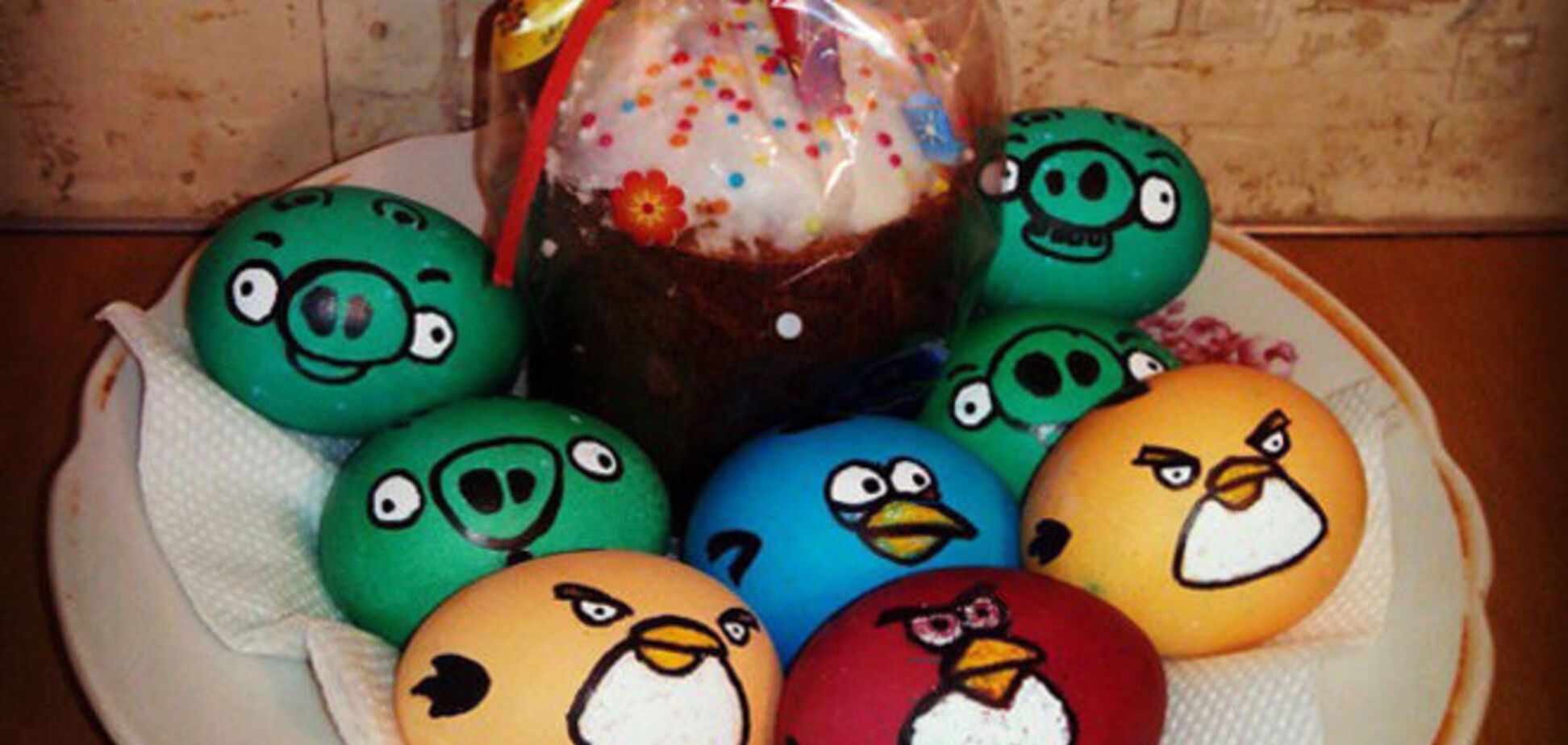 Россия к Пасхе готова: соцсети взорвались фото сумасшедшего яйце-декора