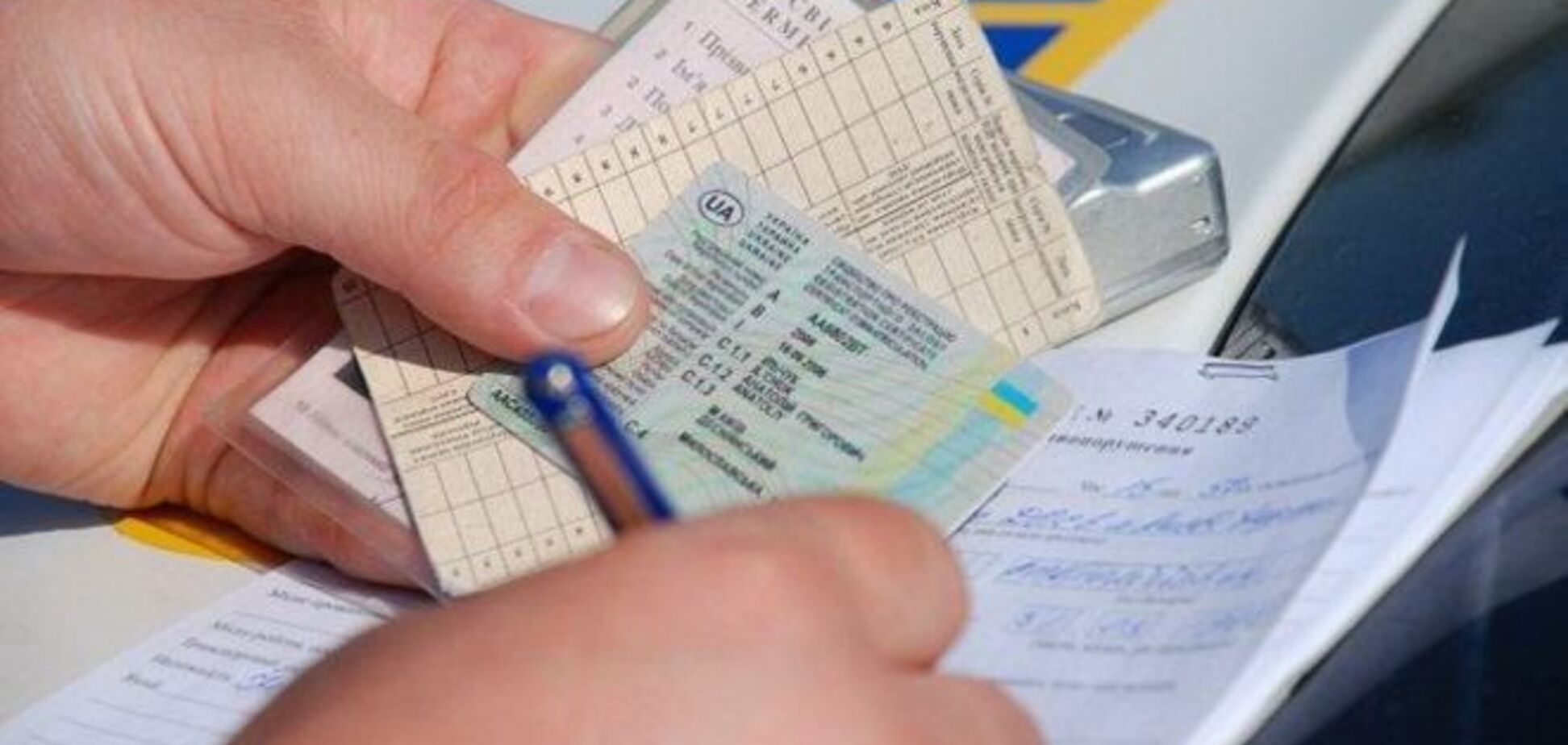 В Крыму у водителей забирают украинские права