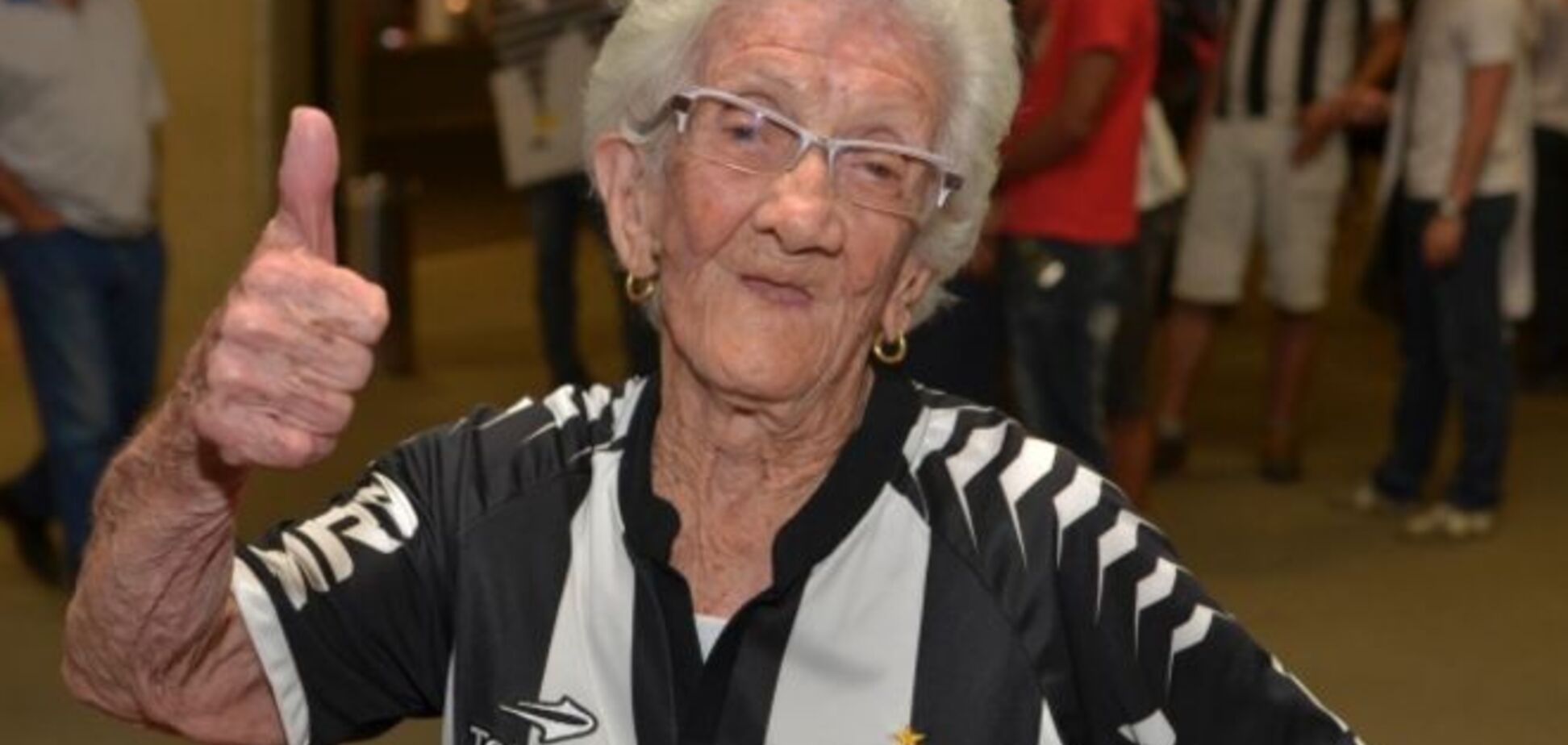 94-летняя бразильская фанатка отожгла на трибуне: забавное видео